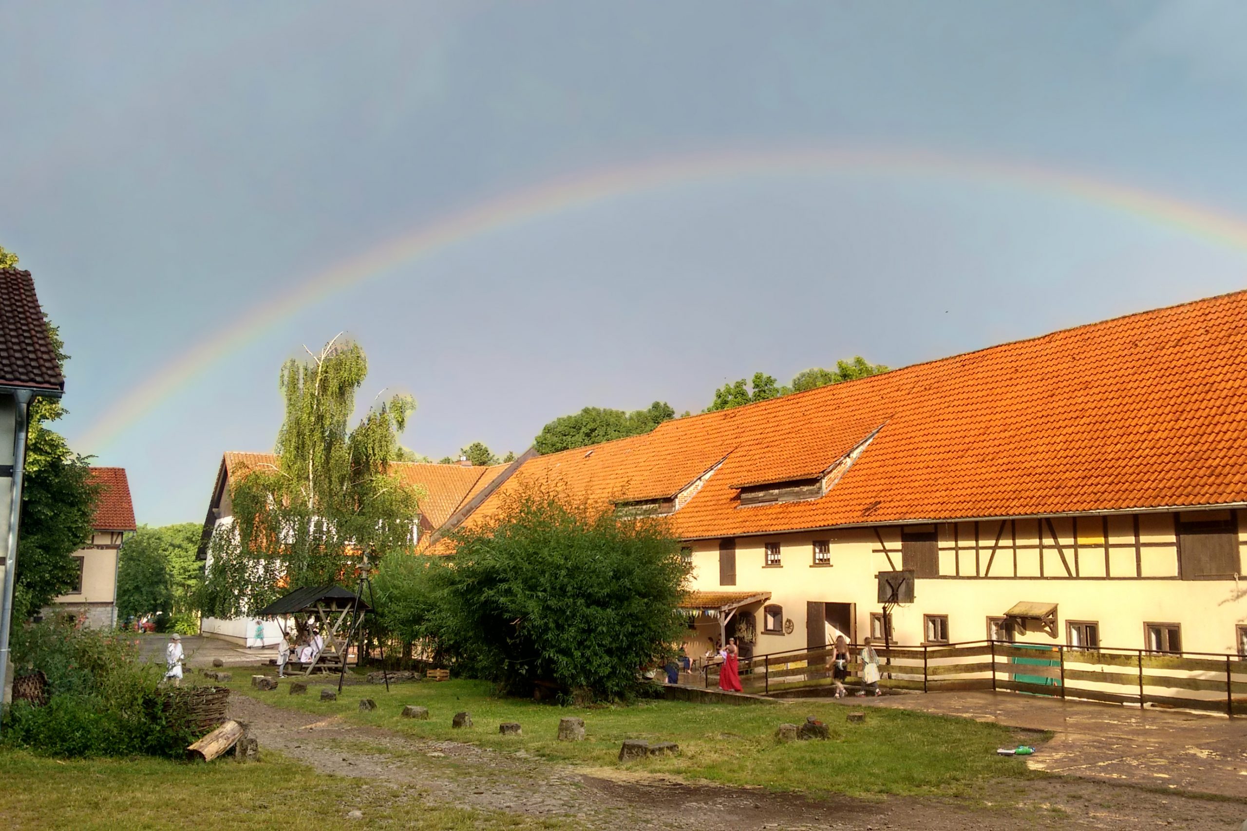 Der SILOAH-Hof unter einem Regenbogen